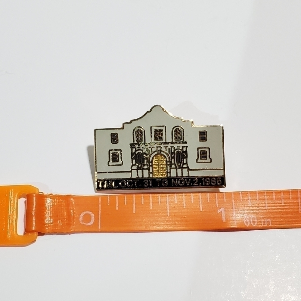 Vintage The Alamo San Antonio TX Goldtone metal enamel pinback pin